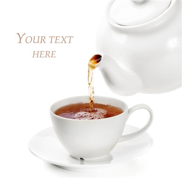 چای در حال وارد شدن به فنجان چای بر روی یک پس زمینه سفید