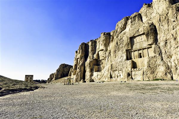 نقش رستم در ایران در حدود 12 کیلومتری شمال غربی تخت جمشید واقع شده است