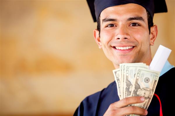 مرد فارغ التحصیل با در دست داشتن پول - مفاهیم هزینه های آموزش و پرورش را دارد