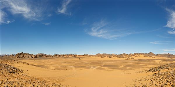 پانورامای یک دره وسیع در کوه های آکاکوس صحرای صحرا لیبی