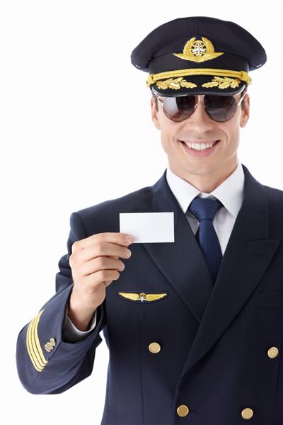 عینک آفتابی خلبان با کارت ویزیت روی زمینه سفید