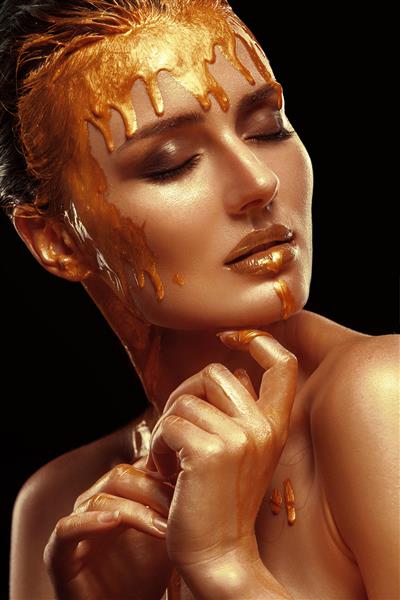 نمای نزدیک دختر جوان زیبا با پوست براق و رنگ طلایی موهای تیره آرایش حرفه ای پوست تمیز