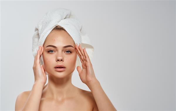 زن حوله ای را روی سرش تمیز می کند مدل موی پوست تمیز