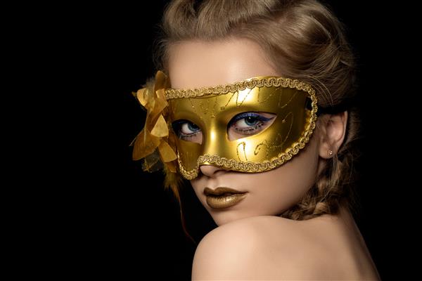 پرتره زن جوان زیبا با ماسک مهمانی طلایی کارناوال ونیز توپ ماساژور یا مهمانی سال نو