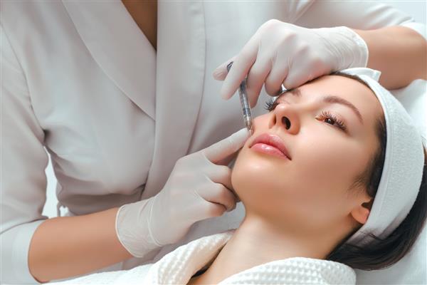 روش اصلاح شکل لب در سالن زیبایی متخصص بر روی لب بیمار تزریق می کند بزرگ شدن لب