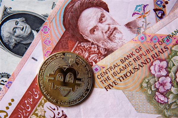 بیت کوین در برابر ریال ایران و دلار آمریکا تصویر نزدیک تصویر مفهومی ارز رمزنگاری دیجیتال در برابر ارز سنتی جهانی