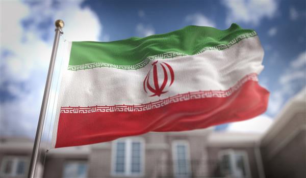 تصویر سه بعدی پرچم ایران در پس زمینه ساختمان آسمان آبی