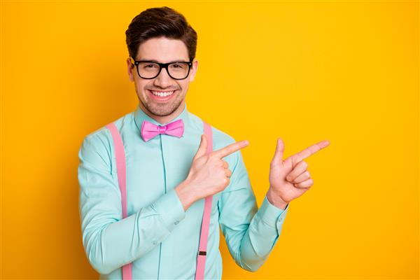 عکس مدل لباس خوش تیپ مرد تجاری مشارکت کننده اعتماد به نفس دستان انگشتان دست سمت راست نشان دادن فضای خالی نشان دادن