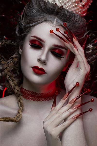 چهره زن زیبا با آرایش هنری خلاقانه مد و ناخن های بلند قرمز