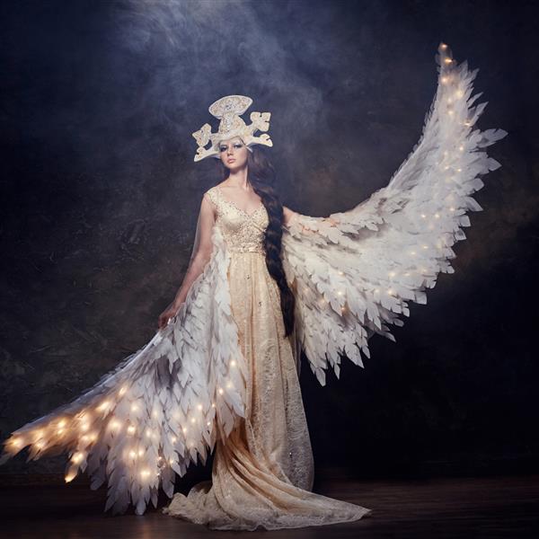 فرشته زن هنری با بال در لباس بلند مجلل