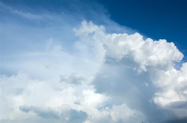ابر و آسمان با زمینه رنگی پاستلی