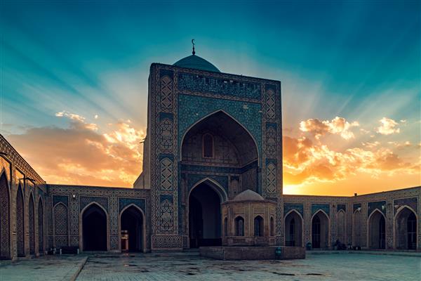 حیاط مسجد کالیان در غروب آفتاب بخارا ازبکستان