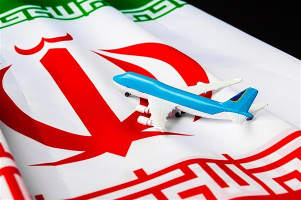 هواپیمای اسباب بازی کوچک روی پرچم ایران
