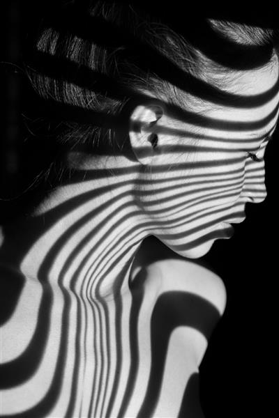 چهره زن با نوارهای گورخری سیاه و سفید