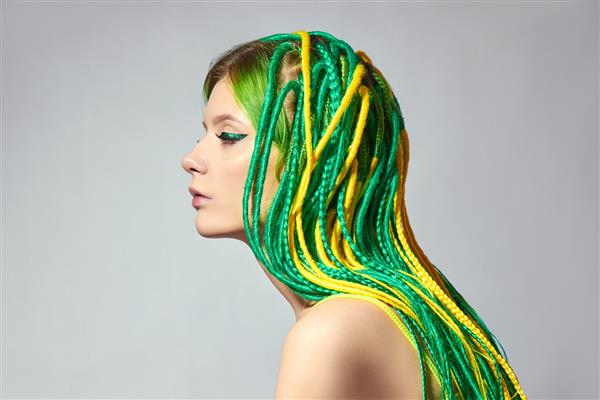 پرتره یک زن با موهای خلاقانه رنگی به رنگ سبز و زرد