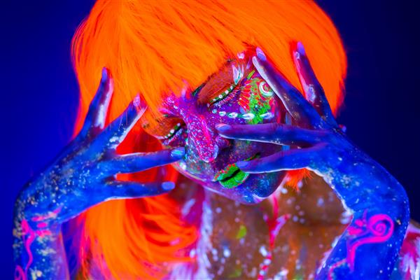 رقص زن نئون مدل زن مد در نور نئون پرتره مدل زیبا با آرایش فلورسنت هنر در UV آرایش رنگارنگ