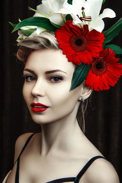 عکس نزدیک از زن با آرایش و گلهای خلاقانه