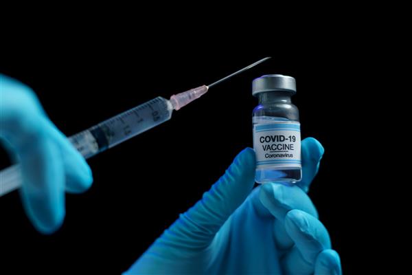 دستکش آبی با واکسن و تزریق سرنگ برای پیشگیری ایمن سازی و درمان عفونت ویروس کرونا