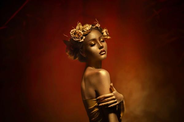 پرتره فانتزی الهه دختر در تاج گل رز طلا
