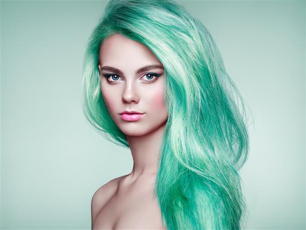 دختر مدل مد زیبایی با موهای رنگارنگ دختری با آرایش و مدل موی سبز