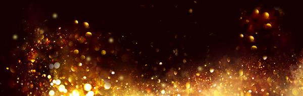 ستارگان پر زرق و برق کریسمس و سال نو روی پس‌زمینه سیاه بوکه پس‌زمینه‌ای با ستاره‌های طلایی