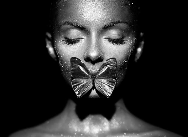 مدل زن زیبا آرایش براق طرح هنری عکاسی سیاه و سفید