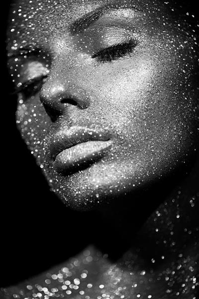 مدل زن زیبا آرایش براق طرح هنری عکاسی سیاه و سفید