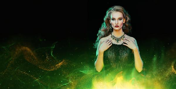 پرتره یک زن جادوگر در زمینه تیره با چراغ های جادویی سبز و طلایی جشن هالووین مهمانی فضای کپی