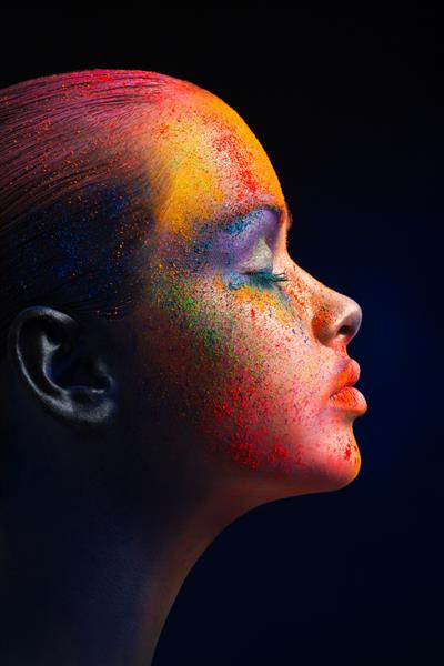جشنواره هولی رنگ ها هنر چهره زنانه با آرایش خلاقانه پرتره مدل مد جوان با ترکیب رنگارنگ روشن