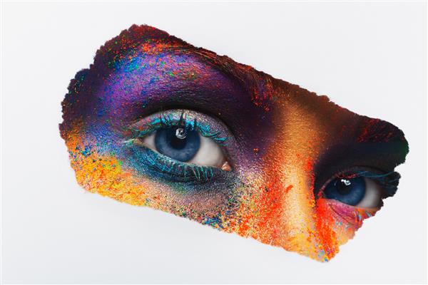 تصویر برش چشم زن با آرایش پودری رنگارنگ به دنبال مدل مد زیبا با آرایش هنری خلاقانه آرایش اسپلش رنگارنگ انتزاعی جشنواره هولی