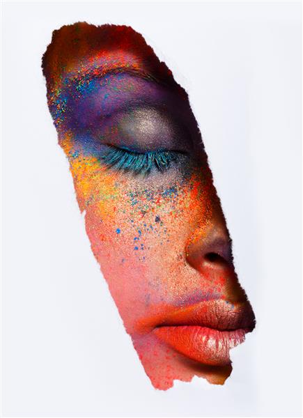 تصویر برش چهره زن با چشمان بسته با آرایش پودری رنگارنگ مدل مد زیبا با آرایش هنری خلاقانه آرایش اسپلش رنگارنگ انتزاعی جشنواره هولی