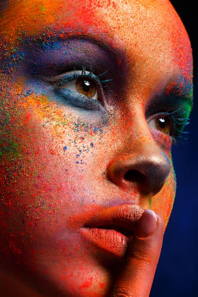پرتره مدل زیبایی با آرایش پودری رنگارنگ نشان هش نشان می دهد زن زیبا با آرایش خلاقانه میکاپ هنر رنگارنگ انتزاعی برش