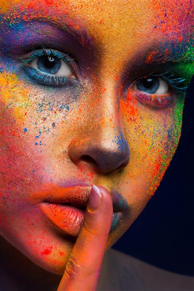 پرتره مد مدل زیبایی با آرایش پودری رنگارنگ نشان hush را نشان می دهد زن زیبا با آرایش خلاقانه میکاپ هنر رنگارنگ انتزاعی برش