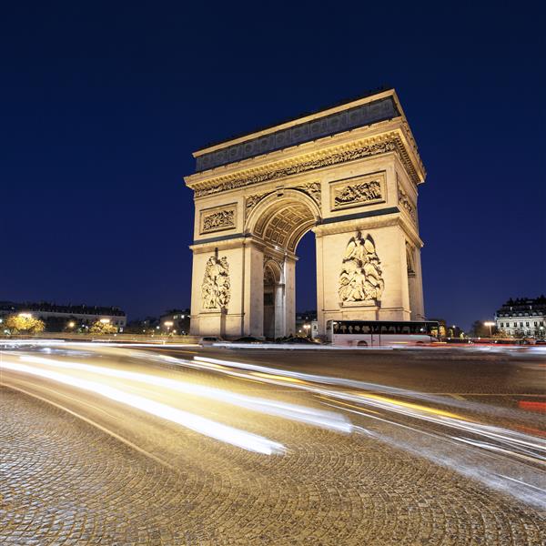 طاق پیروزی در شب با چراغ ماشین پاریس فرانسه