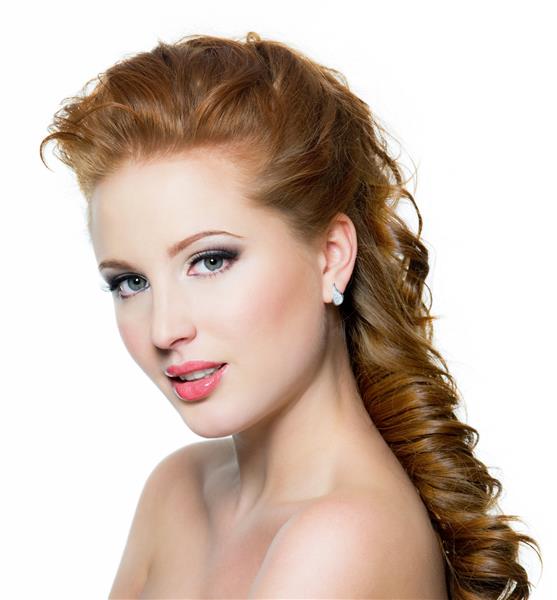 زن مو قرمز جذاب با صورت زیبا ژست جدا شده روی سفید