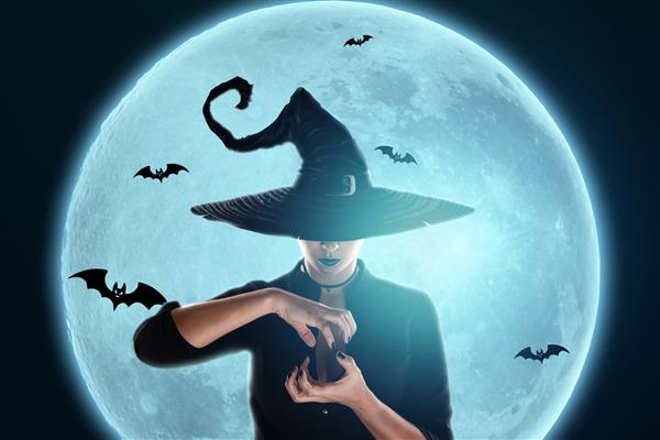 دختر جادوگر هالووین در پس زمینه ماه تداعی می کند زن جوان زیبا با کلاه جادوگر