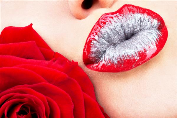 لب های زنانه زیبا با رژلب قرمز براق و گل رز