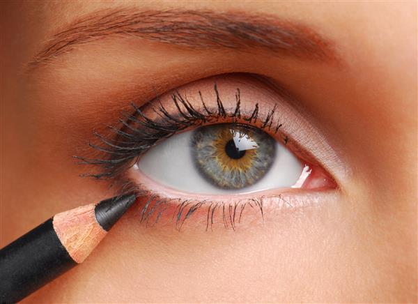 مداد آرایشی مشکی نمای نزدیک چشم زنان زیبا