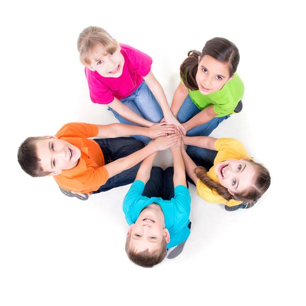 گروهی از کودکان شاد که روی زمین به شکل دایره ای نشسته اند و دستان خود را در دست گرفته اند و به بالا نگاه می کنند - جدا شده روی سفید
