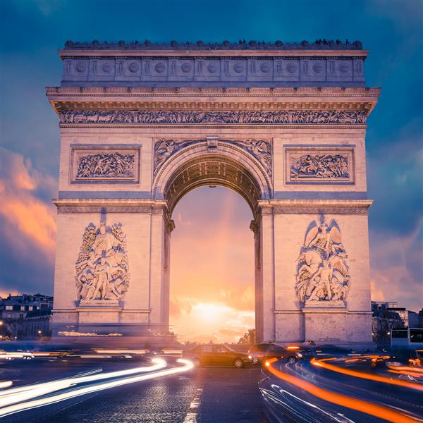 نمایی از طاق پیروزی معروف در غروب خورشید پاریس