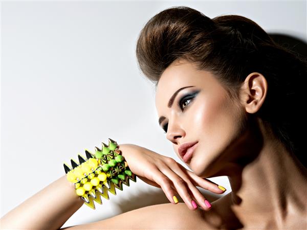 پرتره نمایه زنی زیبا با دستبند با خار و ناخن های چند رنگ