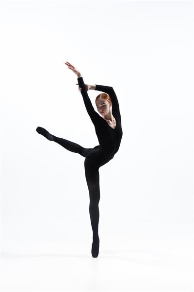 جوان و رقصنده باله برازنده در سبک سیاه و سفید حداقل در پس زمینه استودیو سفید
