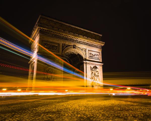 عکس تایم لپس از مسیرهای نور در اطراف طاق پیروزی در پاریس فرانسه