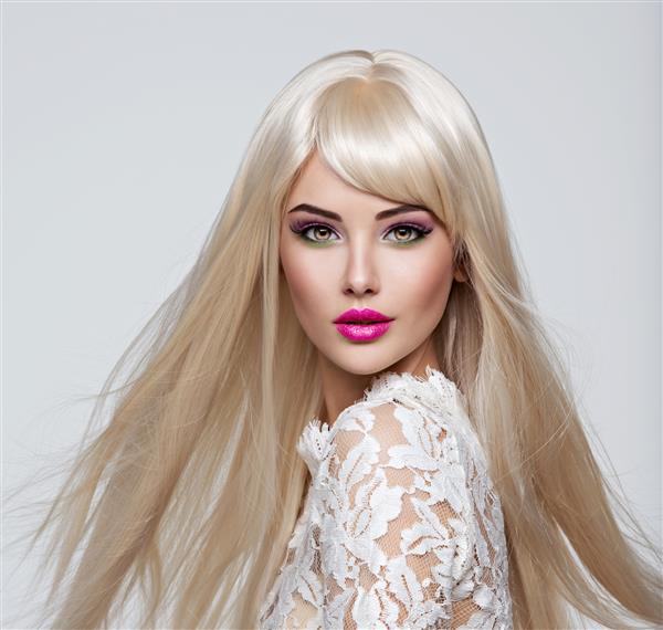 پرتره زنی زیبا با موهای صاف بلند سفید و آرایش روشن چهره یک مدل مد با رژ لب صورتی ژست دختر زیبا