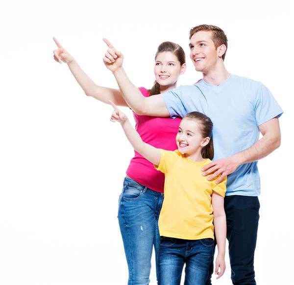 خانواده جوان شاد با بچه که انگشتش را به سمت بالا نشان می دهد - جدا شده روی دیوار سفید