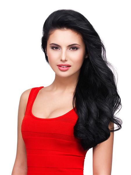 پرتره چهره زیبای یک زن جوان خندان با موهای بلند قهوه ای در لباس قرمز