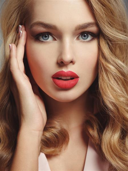 عکس دختر جوان بلوند زیبا با لب های قرمز زیبا نمای نزدیک چهره جذاب زن سفیدپوست با موهای مجعد بلند