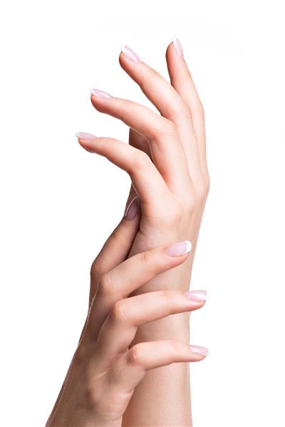 دست های زن زیبا با ناخن های زیبا بعد از سالن مانیکور با مانیکور فرانسوی