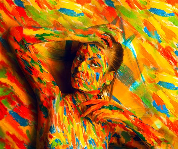 زن در نقاشی بادی آرت نزدیک دیوار چند رنگ