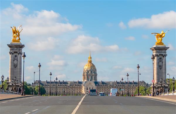 فرانسه روز تابستانی آفتابی در پاریس و نمای esplanade باطل است ماشین ها و مردم روی پل الکساندر سوم